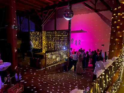 Hochzeit - barrierefreie Location - Tanzen und Bar in der Scheue - Hochzeitslocation Lamplstätt - 3 Tage feiern ohne Sperrstunde