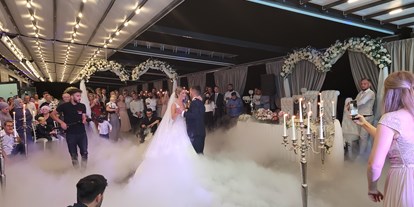 Hochzeit - Candybar: Saltybar - Ahlen - Traumhafter 1. Tanz, begleitet von Nebel und einem Feuerwerk. 
 - BY-Eventcenter