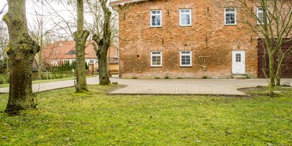 Hochzeit - Garten - Altefähr - Frontansicht unseres Hauses mit Parkplätzen - Traumhaftes Anwesen auf Rügen in Poppelvitz