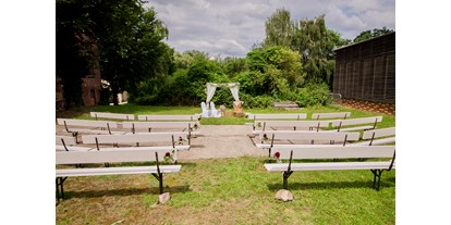 Hochzeit - Umgebung: in einer Stadt - Scheunengarten mit freier Trauung - Feste Scheune im Stadtgut Berlin Buch
