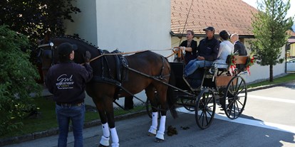 Hochzeit - Umgebung: in einer Stadt - Hallstatt - Kutschenfahrt des Brautpaares - Hotel Post Walter 