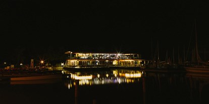 Hochzeit - Umgebung: am See - Margarethen am Moos - Das Seerestaurant Katamaran am Neusiedlersee bei Nacht.
 - Seerestaurant Katamaran