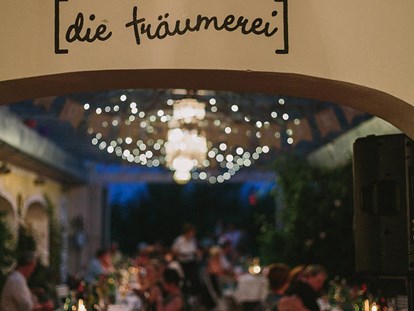 Hochzeit - Umgebung: in Weingärten - Burgenland - Überdacht und dennoch wie im Freien. In der Träumerei im Burgenland. - Die Träumerei