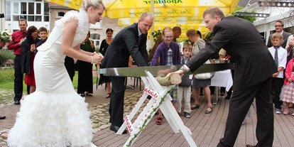 Hochzeit - Candybar: Sweettable - Apolda - Traditionelles Holzsägen auf der Hotelterrasse  - Hotel am Schloß Apolda