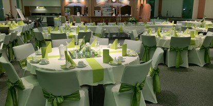 Hochzeit - Hochzeits-Stil: Industrial - Hochzeit mit Banketttischen und Hussen, Nischen, grüne Deko und grüne LED-Schmuckfarbe, Mittel-BAR - Mittel-BAR Schönheide