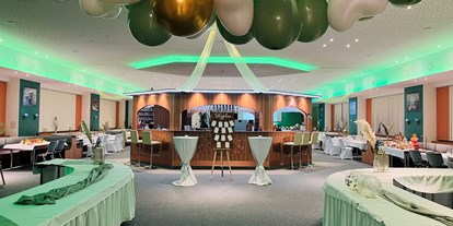 Hochzeit - Hochzeits-Stil: Industrial - Mittel-BAR Hochzeitslocation Erzgebirge grün Eingang mit Luftballons - Mittel-BAR Schönheide