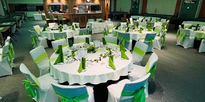 Hochzeit - Hochzeits-Stil: Industrial - Mittel-BAR Hochzeitslocation Schönheide grün mit grünen Schleifen - Mittel-BAR Schönheide