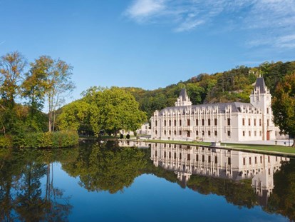 Hochzeit - Umgebung: im Park - Österreich - Schloss Hernstein mit Spiegelung im Teich
Copyright: Peter Hruska
 - Schloss Hernstein