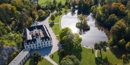 Hochzeit - Art der Location: ausgefallene Location - Drohnenaufnahme Schloss Hernstein
Copyright: Peter Hruska

 - Schloss Hernstein