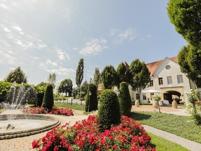 Hochzeit - Hochzeitsessen: Buffet - Österreich - Schlossgarten des Weinschloss Thaller mit Springbrunnen - Weinschloss Thaller