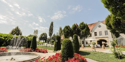 Hochzeit - Art der Location: ausgefallene Location - Schlossgarten des Weinschloss Thaller mit Springbrunnen - Weinschloss Thaller