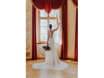 Hochzeit - Geeignet für: Produktpräsentation - Österreich - Braut vor der Trauung im Turmzimmer des Weinschloss Thaller - Weinschloss Thaller