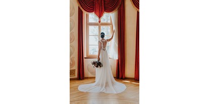 Hochzeit - Art der Location: Eventlocation - Braut vor der Trauung im Turmzimmer des Weinschloss Thaller - Weinschloss Thaller