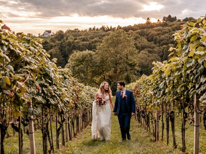 Hochzeit - Parkplatz: kostenlos - Brautpaar im Weingarten des Weinschloss Thaller - Weinschloss Thaller
