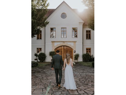 Hochzeit - Garten - Österreich - Brautpaar vor dem Weinschloss Thaller - Weinschloss Thaller