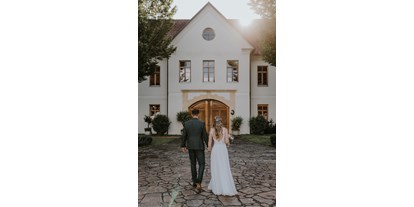 Hochzeit - Art der Location: ausgefallene Location - Brautpaar vor dem Weinschloss Thaller - Weinschloss Thaller