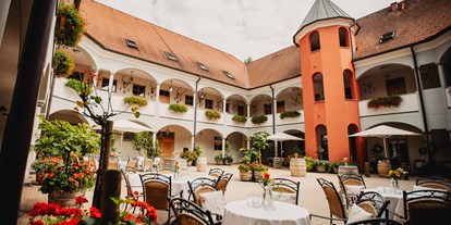 Hochzeit - Art der Location: ausgefallene Location - Innenhof des Weinschloss Thaller - Weinschloss Thaller