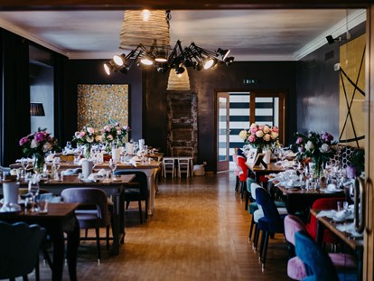 Hochzeit - Klimaanlage - Restaurant mit Teak Tischen - Kursalon Bad Vöslau