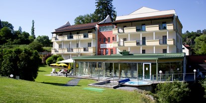Hochzeit - Trauung im Freien - Rosenburg - Blick auf Hotel und Wellnessbereich - Hotel-Restaurant Liebnitzmühle