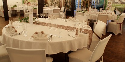 Hochzeit - Art der Location: Wintergarten - Raabs an der Thaya - Saal Buchenstein, runde Tische, Hussen - Hotel-Restaurant Liebnitzmühle