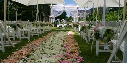 Hochzeit - Umgebung: im Park - Benz (Nordwestmecklenburg) - Trauung auf der Insel - Hotel Schloss Gamehl