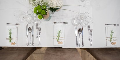 Hochzeit - Garten - Tamsweg - Eine Hochzeitstafel im individuellen Weddingdesign – stimmungsvolles Ambiente für Ihr Hochzeitsfest. - Hotel & Restaurant Gambswirt