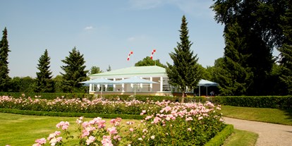 Hochzeit - Art der Location: ausgefallene Location - Wien-Stadt - Der Pavillon von Landtmann's Jausen Station mit Blick über den Rosengarten im Schlosspark Schönbrunn - Landtmann's Jausen Station