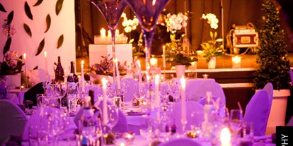 Hochzeit - Umgebung: am Land - Gmunden - Festliche Abendstimmung bei einer Hochzeit in der Kitzmantelfabrik in Vorchdorf.
Foto © greenlemon.at - Kitzmantelfabrik Vorchdorf