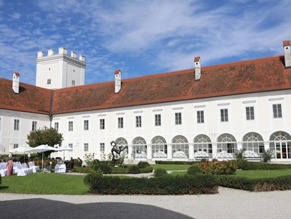 Hochzeit - Preisniveau: günstig - Oberösterreich - Freie Trauung im Garten - Schloss Events Enns