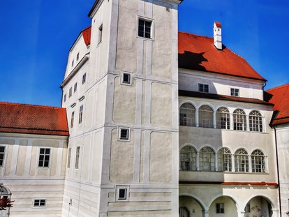Hochzeit - Art der Location: Schloss - Rosengarten beim Standesamt - Schloss Events Enns