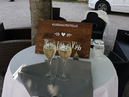 Hochzeit - Art der Location: Schloss - Kusshaltestelle - Schloss Events Enns
