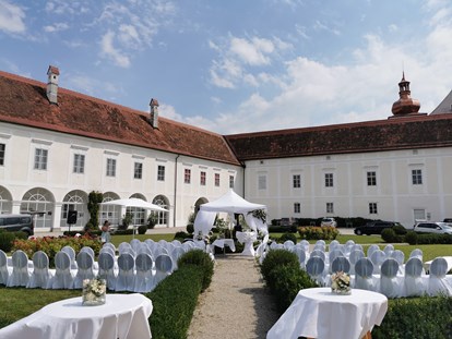 Hochzeit - Sommerhochzeit - Oberösterreich - Gottes Segen unter freiem Himmel, auch eine Aussentrauung ist bei uns auf Wunsch möglich - Schloss Events Enns