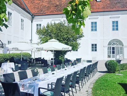 Hochzeit - Sommerhochzeit - Oberösterreich - Festtafel im Schlosshof - Schloss Events Enns