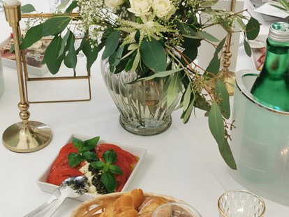 Hochzeit - Geeignet für: Produktpräsentation - Oberösterreich - Vorspeisen werden auf Wunsch gerne auf die Tische eingestellt

Mozarella Caprese mit Basilikumpesto - Schloss Events Enns