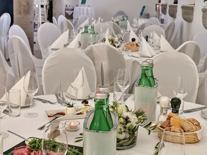 Hochzeit - Frühlingshochzeit - Oberösterreich - Roastbeef mit Sauce Remoulade wird eingestellt - Schloss Events Enns