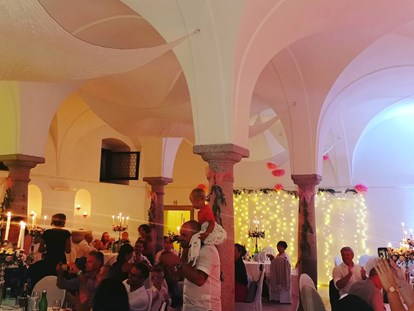 Hochzeit - Art der Location: Theater - Steyr - Partystimmung im Hochzeitssaal - Schloss Events Enns
