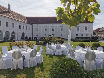 Hochzeit - Umgebung: im Park - Schloss Events Enns