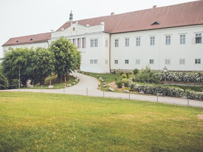 Hochzeit - Sommerhochzeit - Oberösterreich - Schlossansicht vom Park aus - Schloss Events Enns