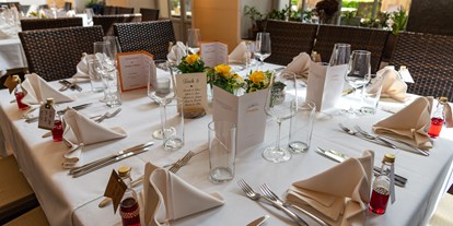 Hochzeit - Sommerhochzeit - Oberösterreich - Die Orangerie im Schlosspark Steyr bietet eckige Tische für 8 Hochzeitsgäste. - Orangerie Steyr
