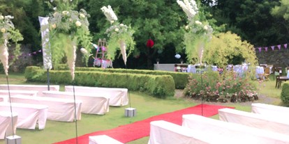 Hochzeit - externes Catering - Unsleben - Im Schlossgarten kann auch standesamtlich geraut werden - einfach schön - Wasserschloss Unsleben