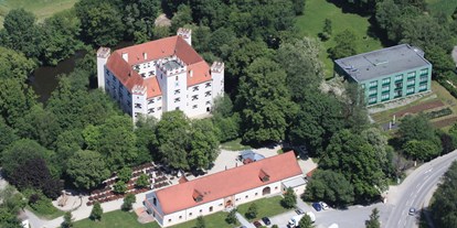Hochzeit - Herbsthochzeit - Arnstorf - Luftbild Schloss Mariakirchen mit vorgelagerter Hausbrauerei und modernem Schlossparkhotel - Schloss Mariakirchen