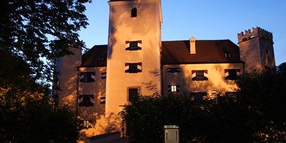 Hochzeit - Art der Location: Scheune - Bayern - Schloss bei Dämmerung - Schloss Mariakirchen