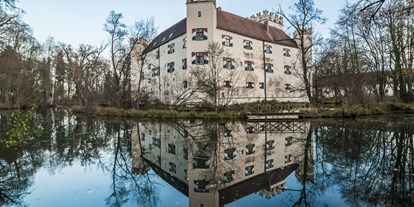 Hochzeit - Umgebung: im Park - Bayern - Schlossgraben - Schloss Mariakirchen