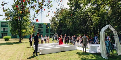 Hochzeit - Art der Location: ausgefallene Location - Arnstorf - Freikirchliche Trauung im Schlosspark - Schloss Mariakirchen