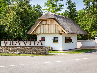 Hochzeit - Umgebung: in Weingärten - Österreich - Hoteleinfahrt - VILA VITA Pannonia