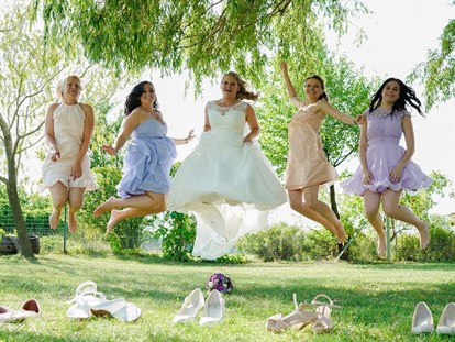 Hochzeit - Hochzeitsessen: 5-Gänge Hochzeitsmenü - Winden am See - Brautjungfern und Braut - VILA VITA Pannonia