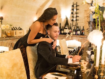 Hochzeit - nächstes Hotel - Brautpaar im hauseigenen Weinkeller VITAKELLA - VILA VITA Pannonia