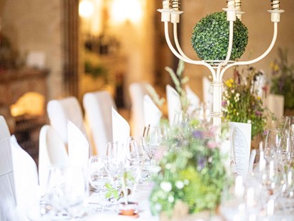 Hochzeit - Art der Location: Restaurant - Eine Hochzeitstafel im hauseigenen Weinkeller VITAKELLA. - VILA VITA Pannonia