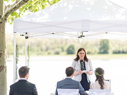 Hochzeit - Art der Location: Strand - Eine Trauung auf der Hochzeitsinsel mit Blick auf die riesige Parkanlage. - VILA VITA Pannonia