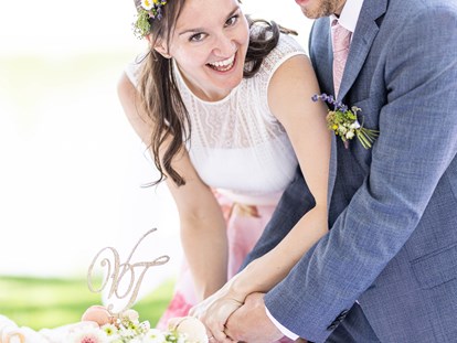 Hochzeit - Hochzeitsessen: À la carte - Anschnitt der Hochzeitstorte. - VILA VITA Pannonia